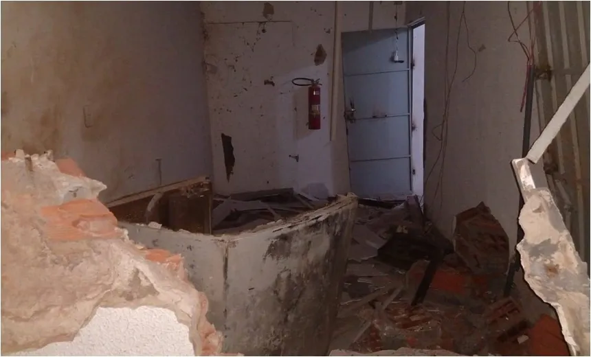 Bandidos encapuzados explodem e roubam cofre de posto de gasolina na BR-324