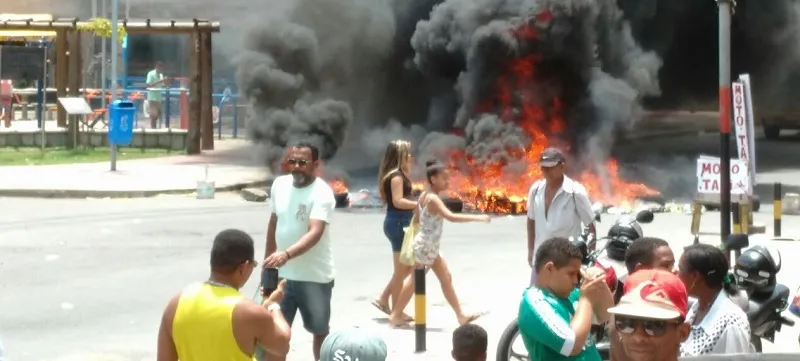 “SOU CAMELÔ, SOU MERCADO DO INFORMAL”: Ambulantes realizam manifestação e interditam trânsito em Periperi