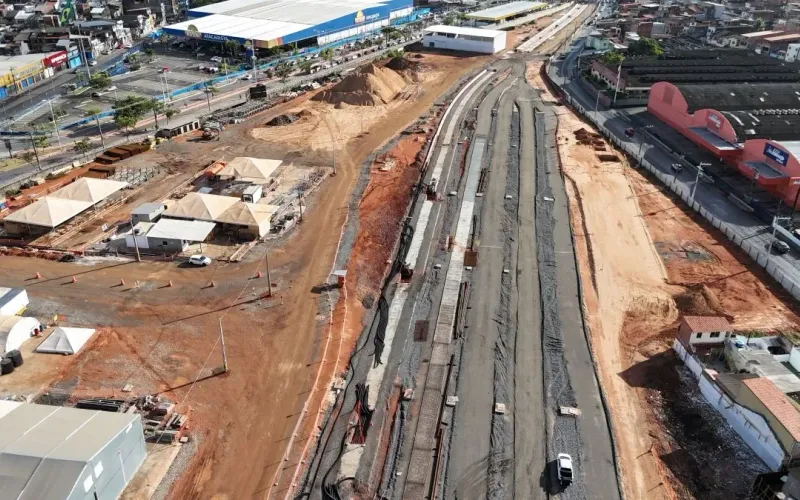 A construção do VLT de Salvador foi retomada em 2024 após a assinatura de um novo contrato e agora prossegue em três trechos simultâneos, com o objetivo de conclusão até 2028/Foto: Divulgação/CTB 