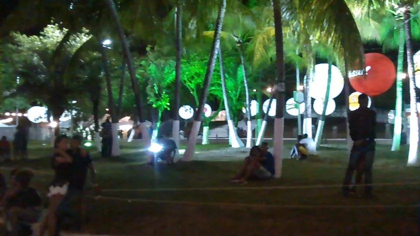 PRAÇA DA PAQUERA: Casais improvisam cantinho aconchegante no Arraiá do Galinho