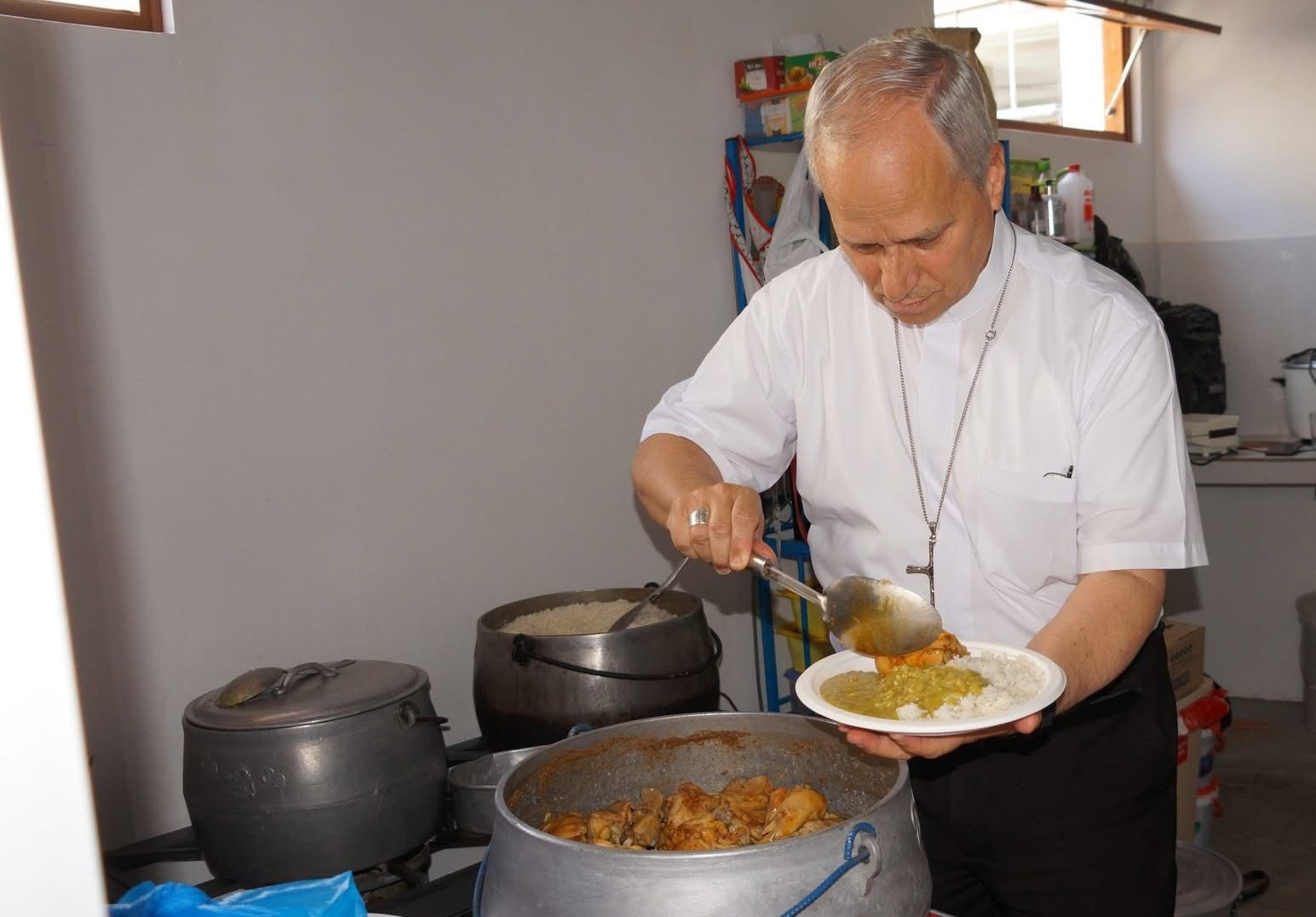 Papa Leão XIV comendo frango com quiabo em Minas Gerais. | Foto: Arquivo Pessoal/Redes Sociais