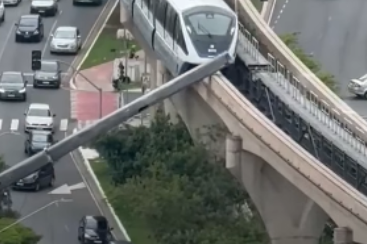 guindaste cai sobre estrutura de monotrilho e altera operação de transporte. Foto: Reprodução SBT News