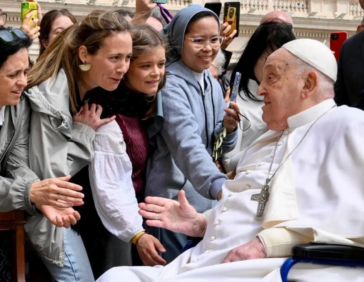 Papa Francisco faz aparição na Páscoa e pede fim das guerras