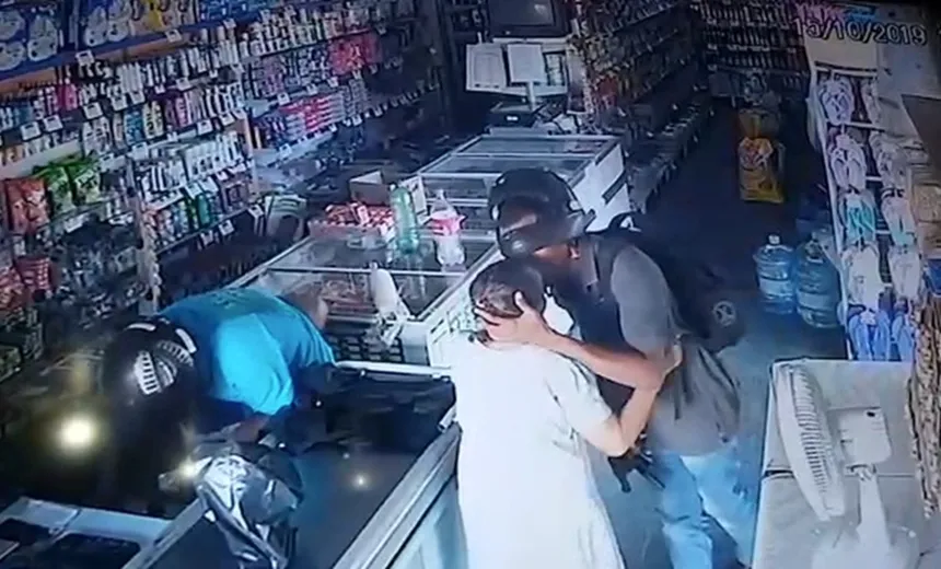 Vídeo mostra bandido beijando testa de idosa durante assalto em estabelecimento: 'não quero seu dinheiro'