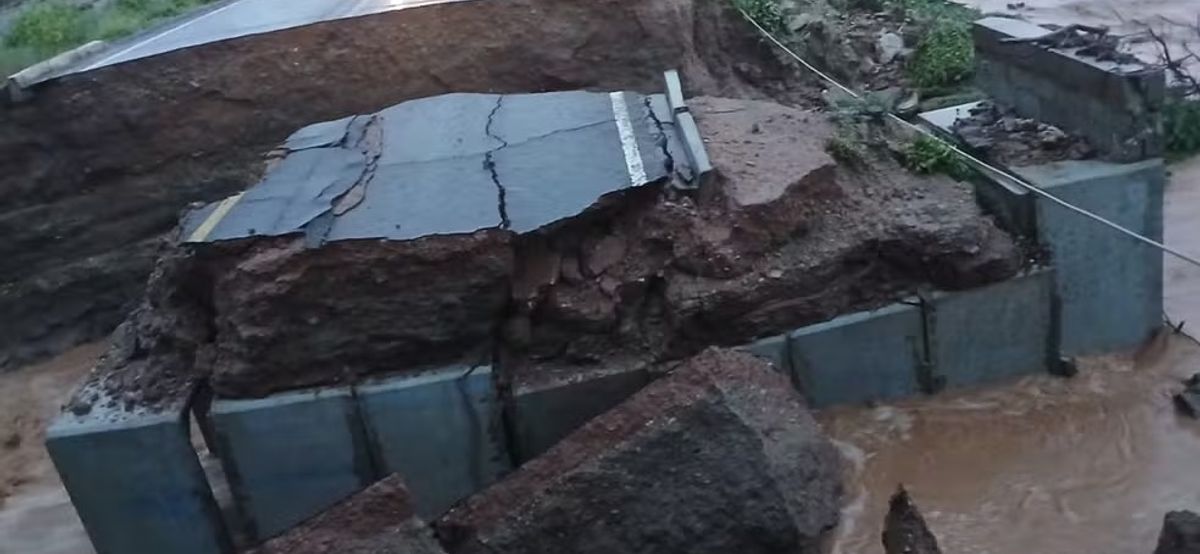 Ponte desabou nas imedia&ccedil;&otilde;es de Ia&ccedil;u | Foto: redes sociais