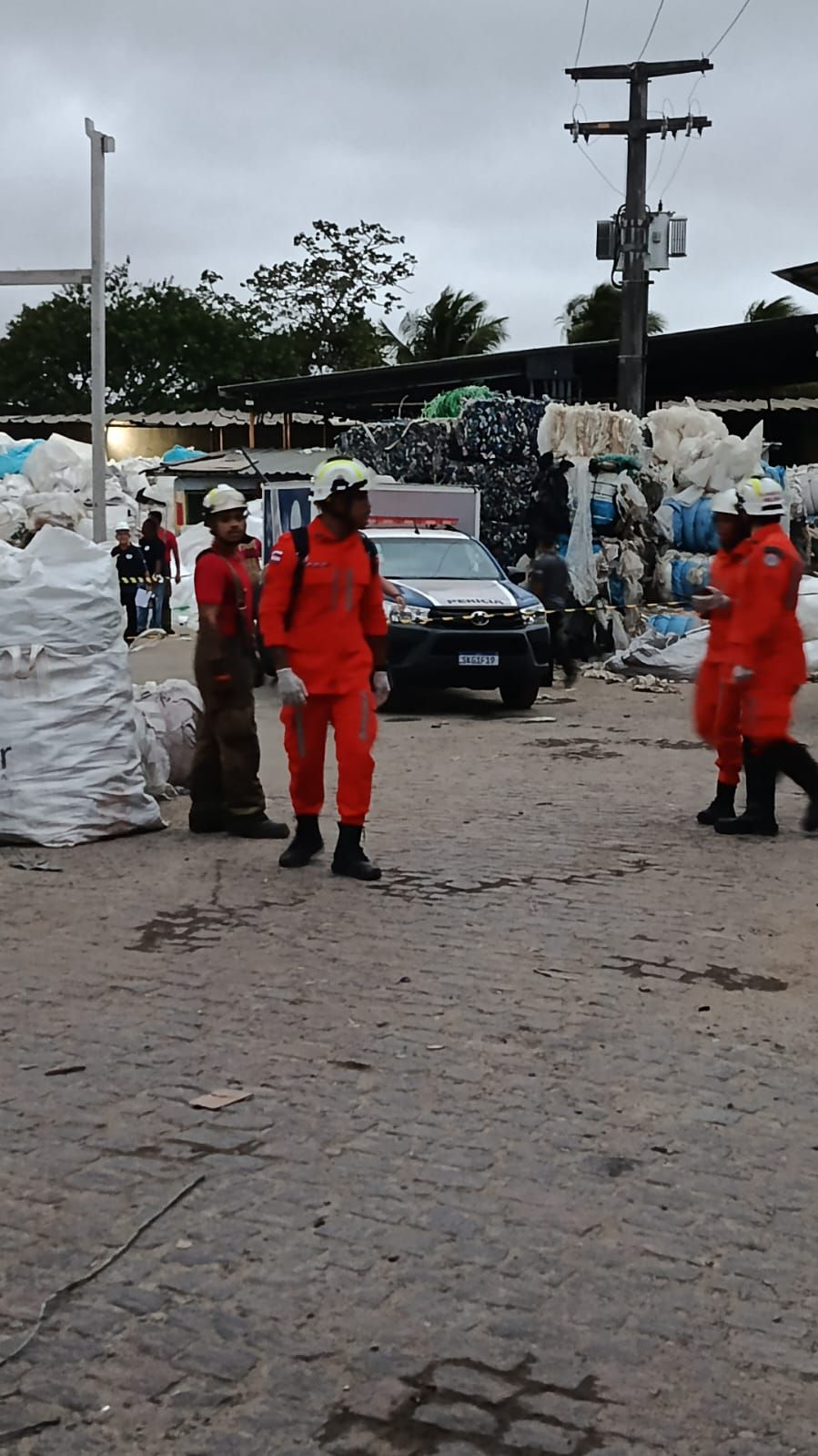 Imagens Mostram Destro&ccedil;os E Objetos Danificados Ap&oacute;s Desabamento Em Empresa De Reciclagem No Bairro De Piraj&aacute;, Em Salvador (2)