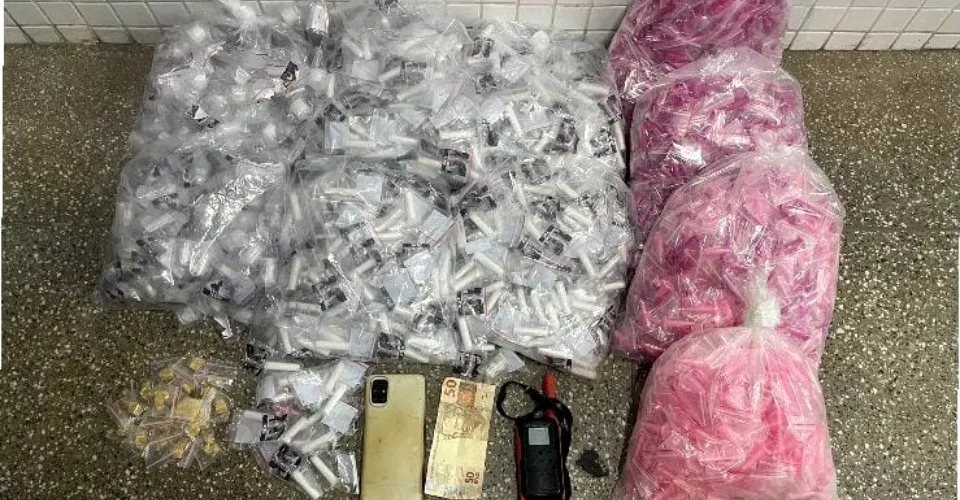 Trio é preso com maconha e crack em Pernambués
