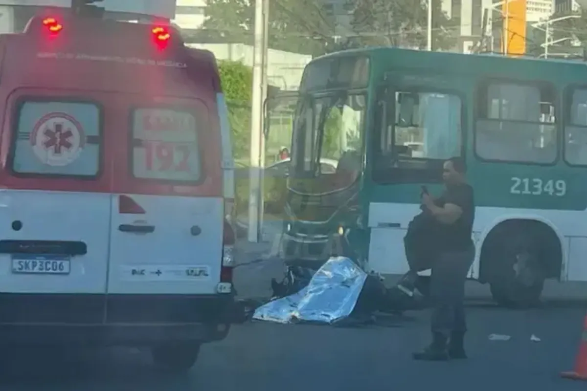 Motociclista morre após bater em ônibus na Pituba, em Salvador