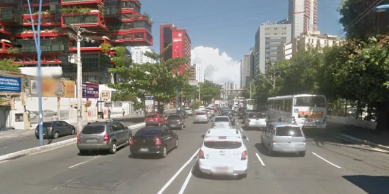 Faixa da Avenida Tancredo Neves será bloqueada novamente para tráfego durante fim de semana