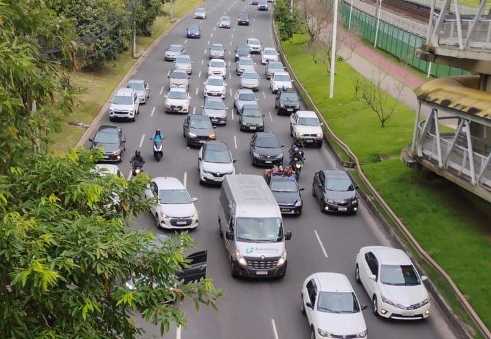 Mulher fica ferida em acidente, na Avenida Paralela. Foto: Leitor | Aratu On