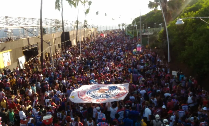 Tricolores ‘antecipam’ carnaval e fazem festa no circuito Barra/Ondina