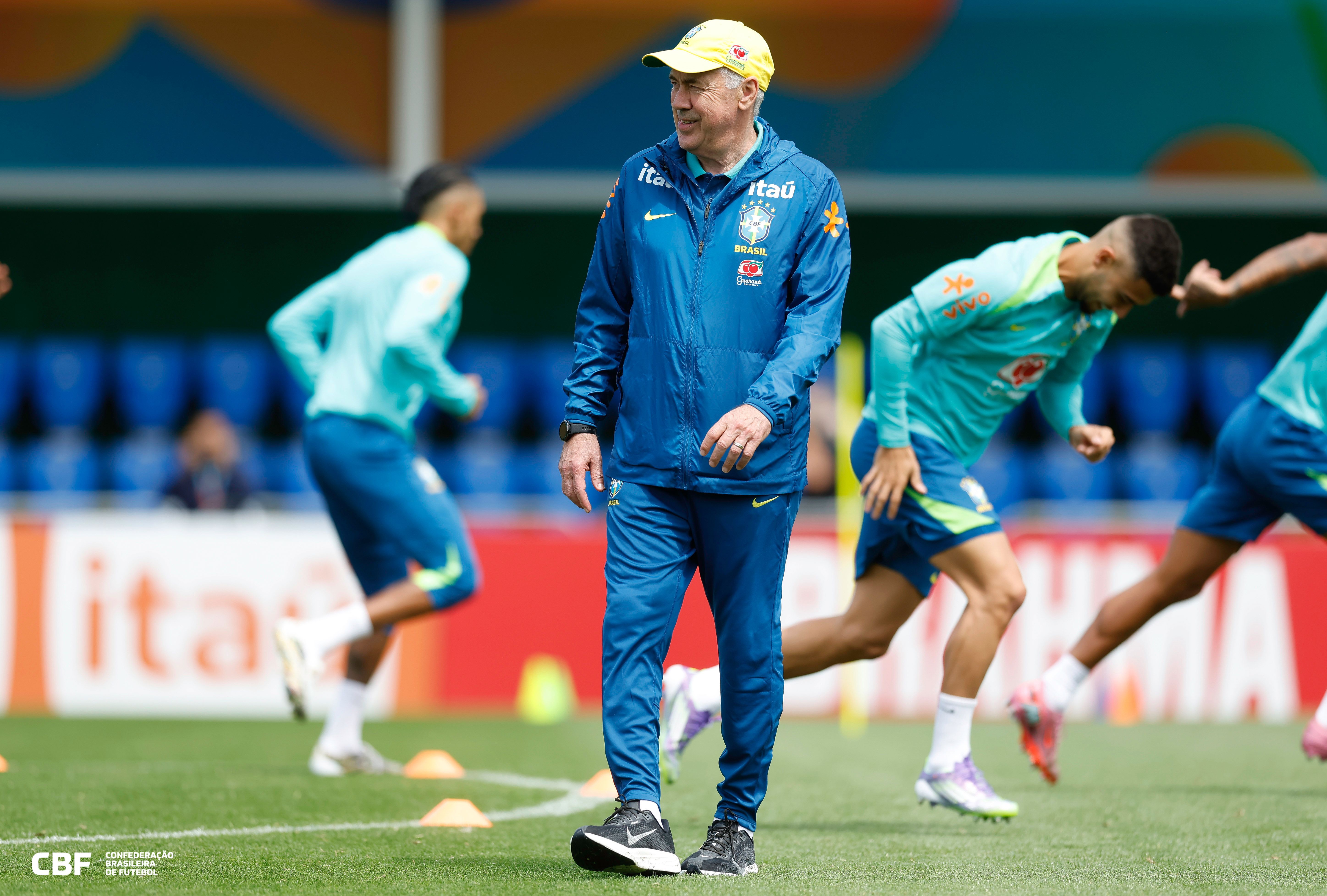 Carlo Ancelotti durante treino do Brasil para enfrentar a Bolívia. Foto: Rafael Ribeiro | CBF