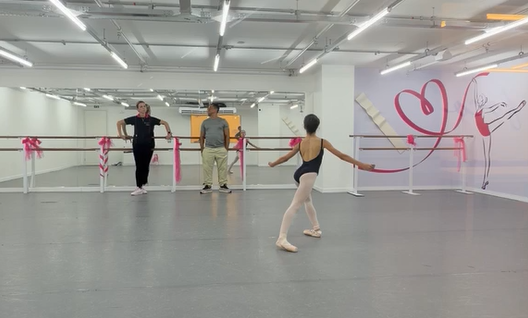 Preparação da bailarina baiana envolve aulas, ensaios e cuidados físicos.| Foto: Arquivo Pessoal