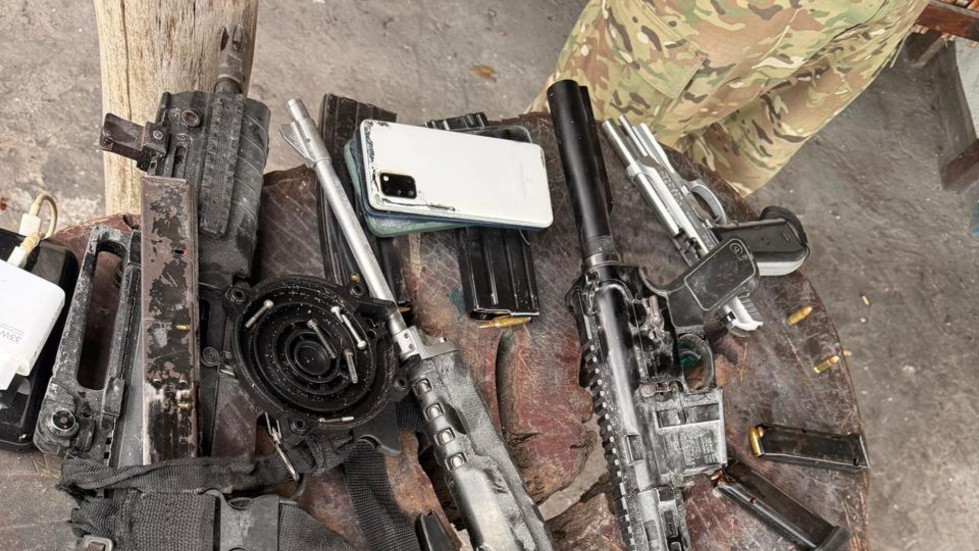 Materiais apreendidos com suspeitos ligados a facção carioca. Foto: Ascom SSP