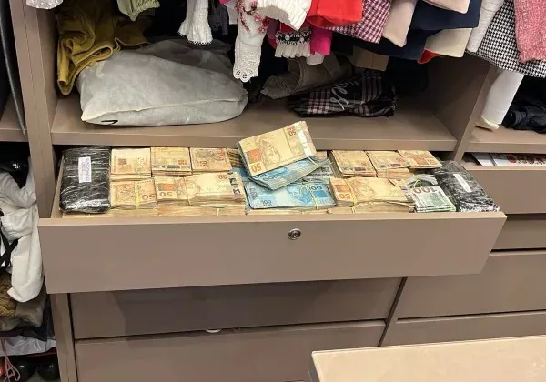 Mala de dinheiro encontrada na Operação; Foto: Divulgação PF