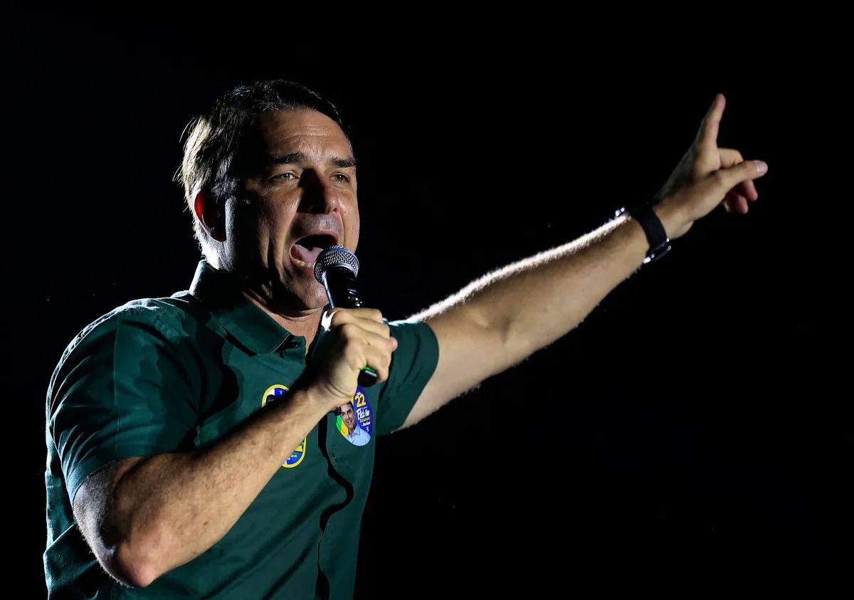 O senador e candidato derrotado &agrave; presid&ecirc;ncia, Fl&aacute;vio Bolsonaro (PL) | Foto: Miguel Schincario/AFP