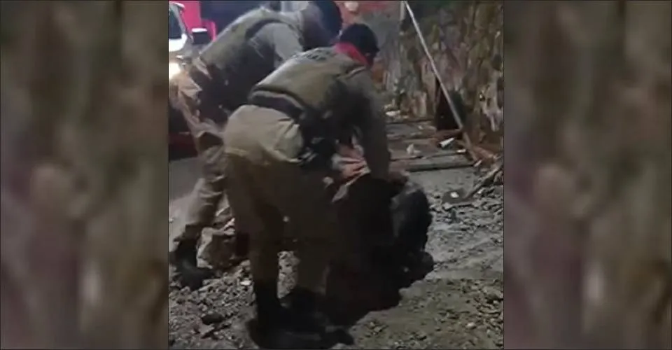Policiais militares desobstruem barricada montada por criminosos no Bairro da Paz