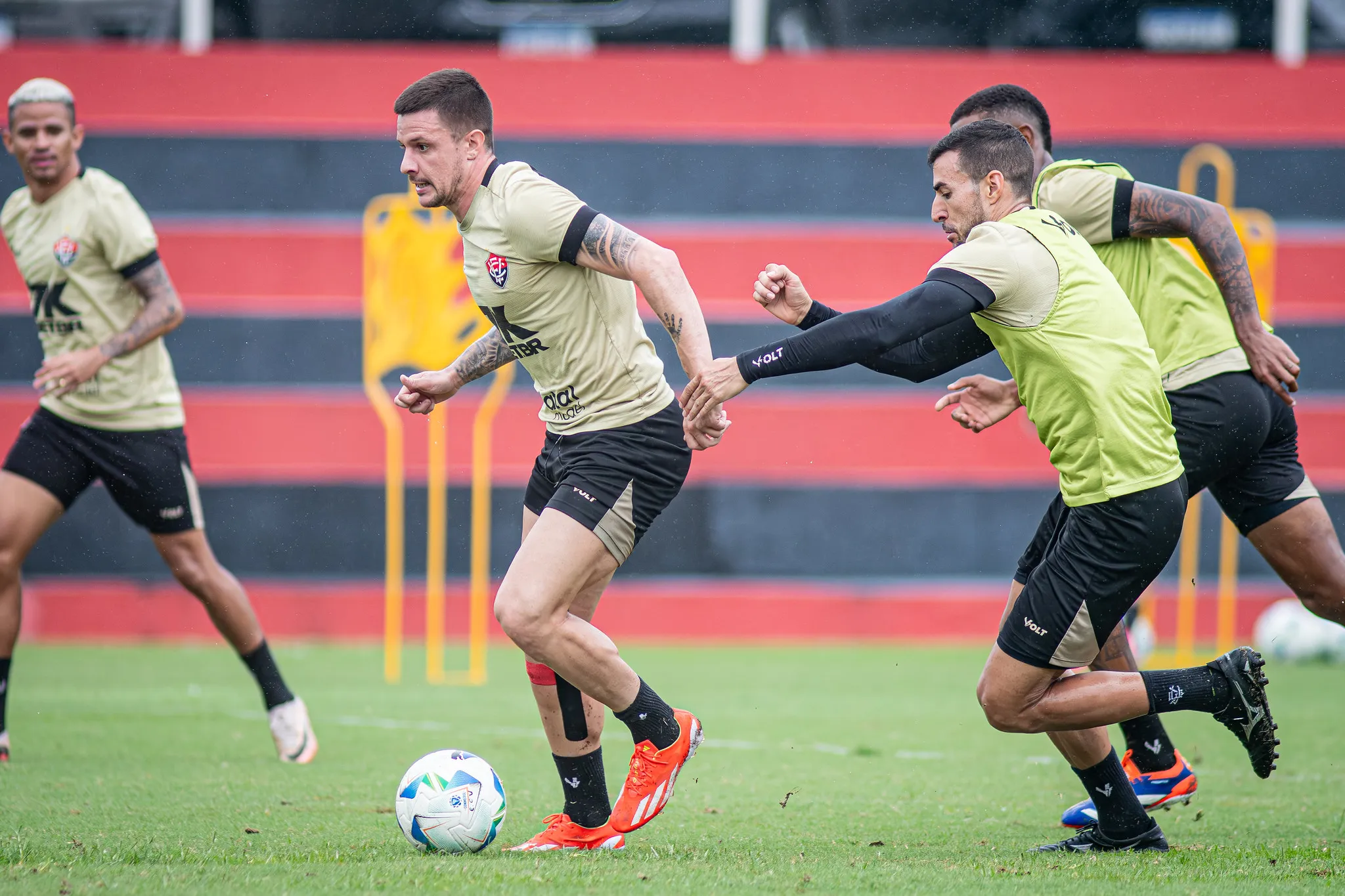 Ba-Vi: Kayzer treina e vira opção no Vitória para enfrentar Bahia