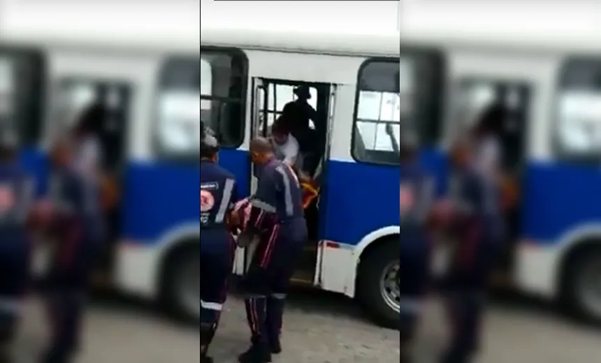 Tiroteio em ônibus deixa um morto e dois feridos em Candeias; vídeo mostra resgate