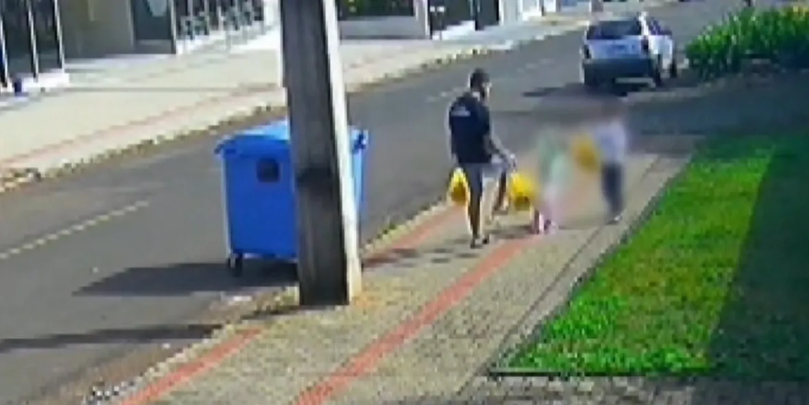 Homem é preso por chutar filha e justifica a Polícia: 'ela estava chorando demais'