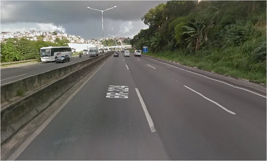 Trânsito fica lente após 'engavetamento' envolvendo sete carros na BR-324, em Salvador