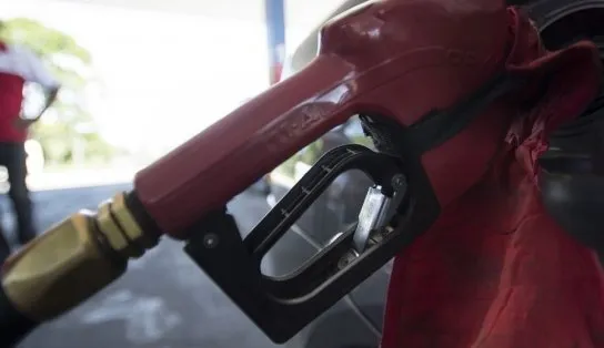 Governo baiano diz que mantém congelamento do ICMS, mas política de dolarização da Petrobras aumenta preço de combustíveis
