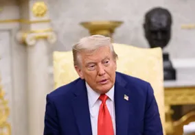 Trump está vivo! Diplomata desmente rumores de morte com foto do presidente 