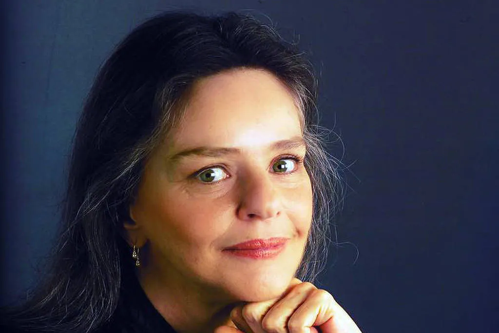 Velório de Angela Ro Ro tem cerimônia aberta para fãs nesta terça