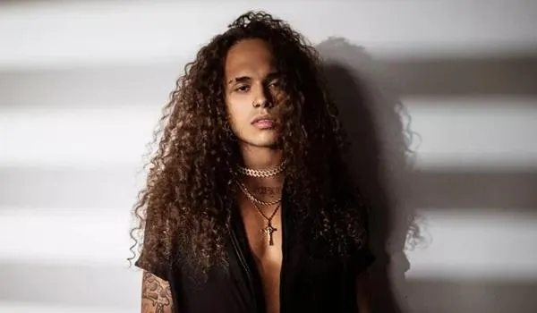 Cantor Vitão retorna a Salvador para show drive-in; ingressos mais caros custam R$ 230 