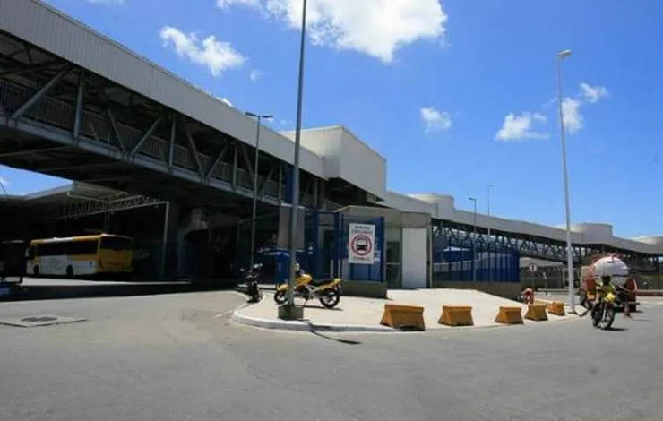 Duas pessoas ficam feridas após motocicleta invadir Estação Pirajá, em Salvador