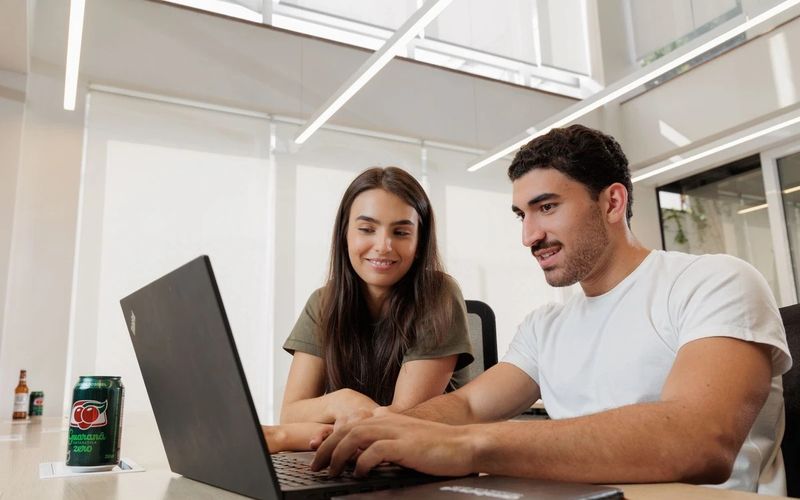 Entre os diferenciais das vagas de est&aacute;gio e trainee, est&atilde;o a&ccedil;&otilde;es voltadas ao desenvolvimento de carreira. | Foto: Reprodu&ccedil;&atilde;o 