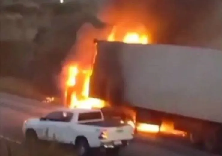 Carreta carregada com biscoitos pega fogo na BR-116; veja vídeo