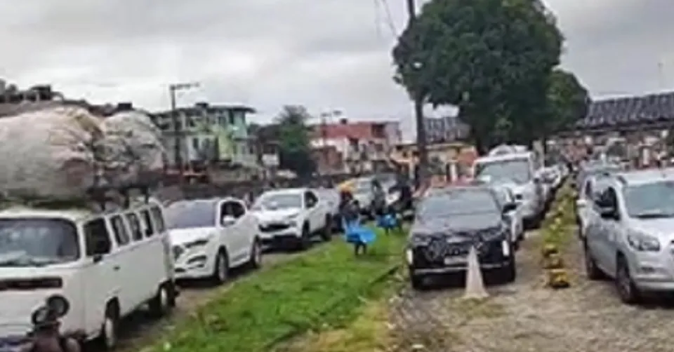 Motoristas enfrentam fila longa e esperam 3 horas para embarcar no ferry em Bom Despacho