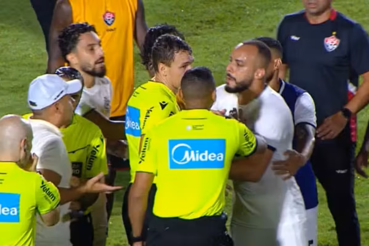 Jogador do Botafogo, Artur Cabral &eacute; primeiro atleta do Brasileir&atilde;o punido pela 