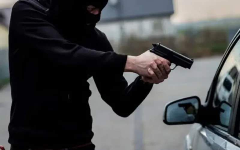 O crime em que a v&iacute;tima &eacute; levada junto com o ve&iacute;culo ou obrigada a fazer transfer&ecirc;ncias &eacute; conhecido como sequestro rel&acirc;mpago, previsto no C&oacute;digo Penal brasileiro como extors&atilde;o mediante sequestro/Foto: Reprodu&ccedil;&atilde;o