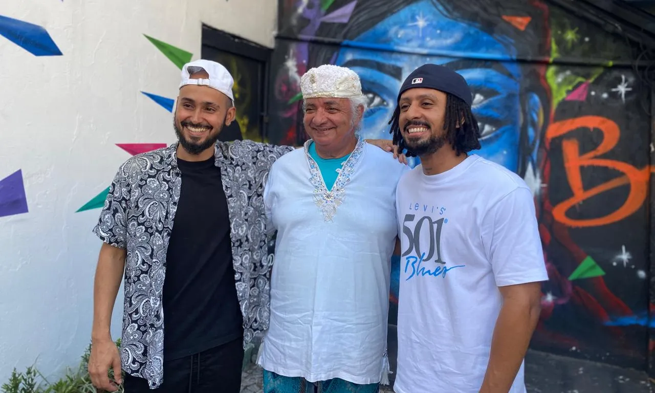 Ger&ocirc;nimo grava jingle da TV Aratu. Foto: Aratu On