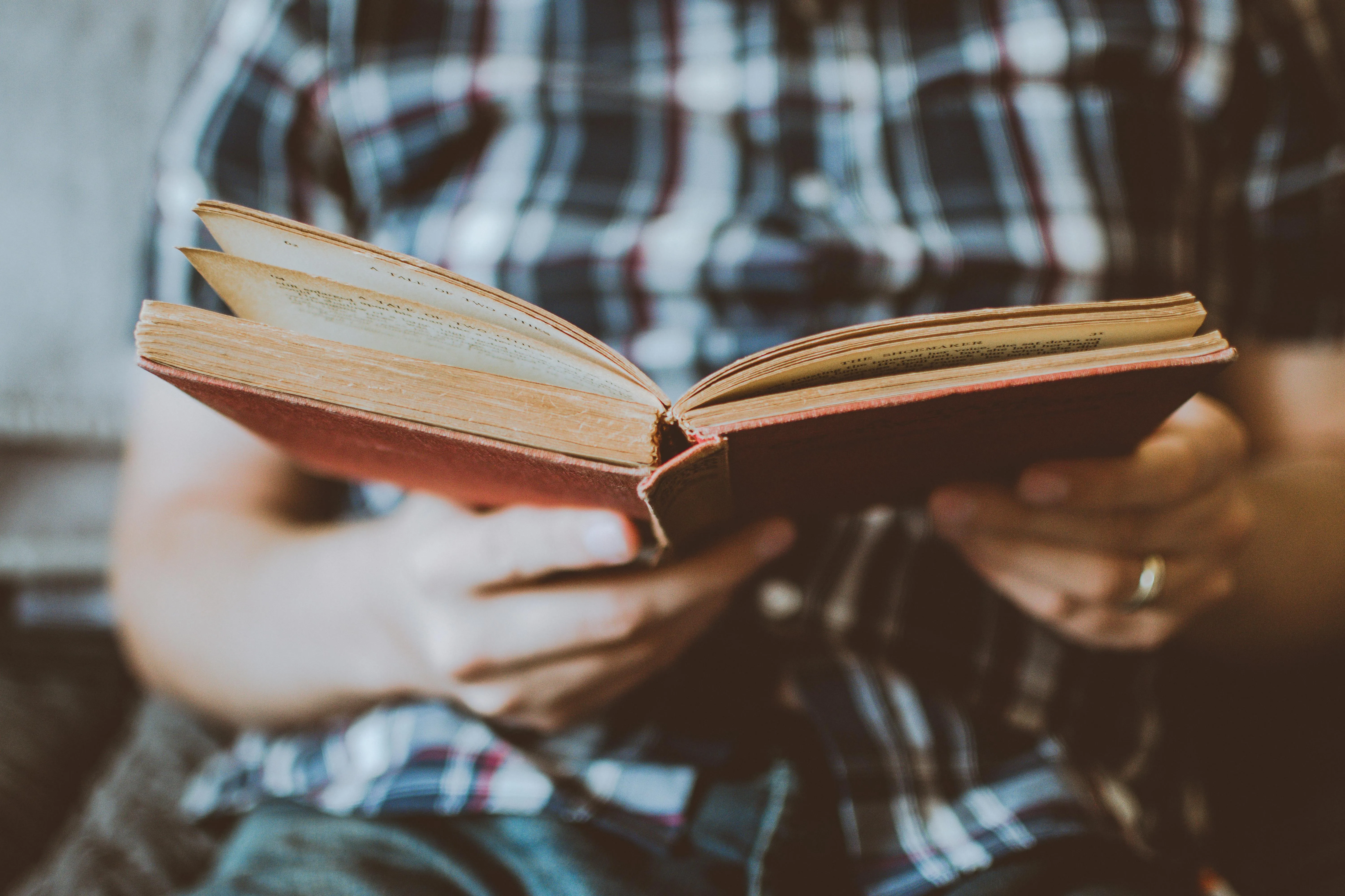 Homem se distrai com livro sobre mitologia grega durante assalto e é preso na Itália