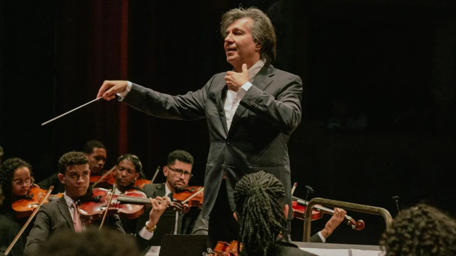 Fundador da Neojiba, Maestro Ricardo Castro está à frente da Orquestra Cinquentenário, de Angola