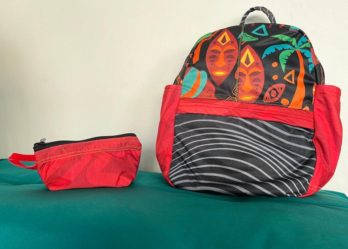 Mochilas são confeccionadas a partir da reciclagem de abadás. Foto: Divulgação