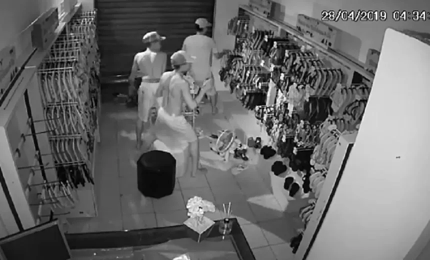 Vídeo mostra momento em que quarteto arromba e assalta loja em Cajazeiras 11; assista