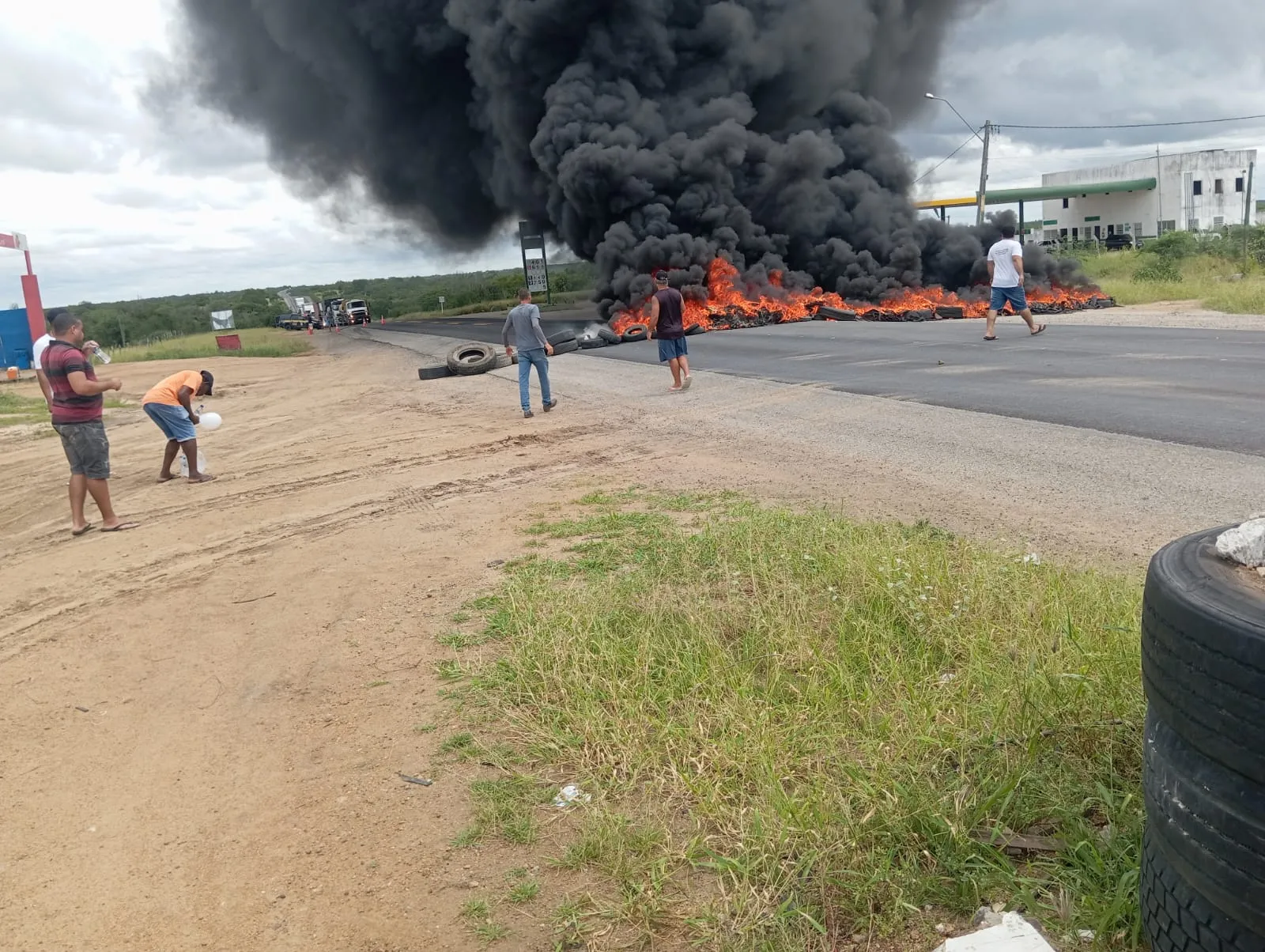 Moradores interditam parte da BR-324 após acidente que matou cinco jovens