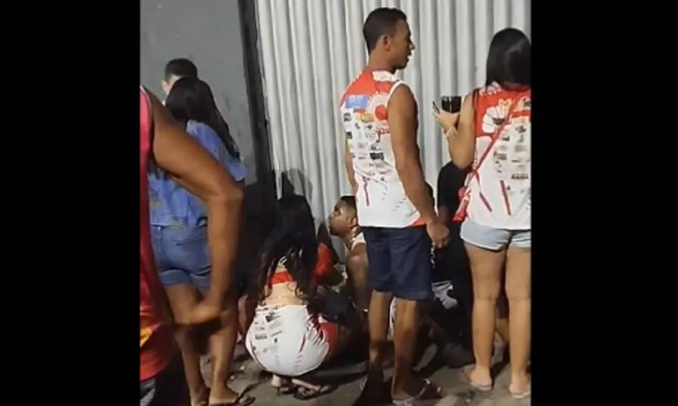 Marquise desaba e foliões ficam feridos durante o Carnaval de Mucuri, no Extremo Sul da Bahia