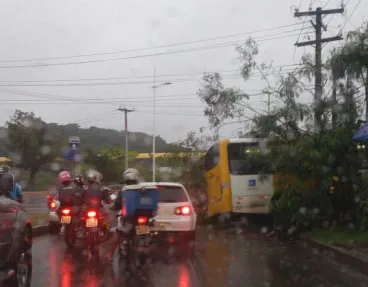 Colisão de micro-ônibus com árvore deixa motorista ferido na Avenida São Rafael