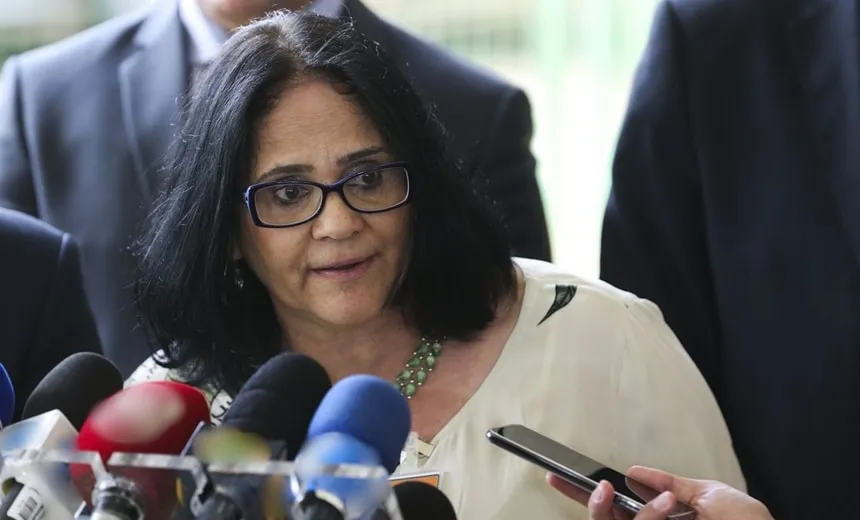 Ministra da Mulher, Damares aconselha pais de meninas a “fugirem do Brasil”