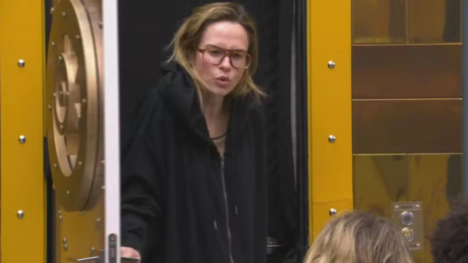 Ana Paula retorna para casa após ser barrada da Festa do Líder do BBB 26