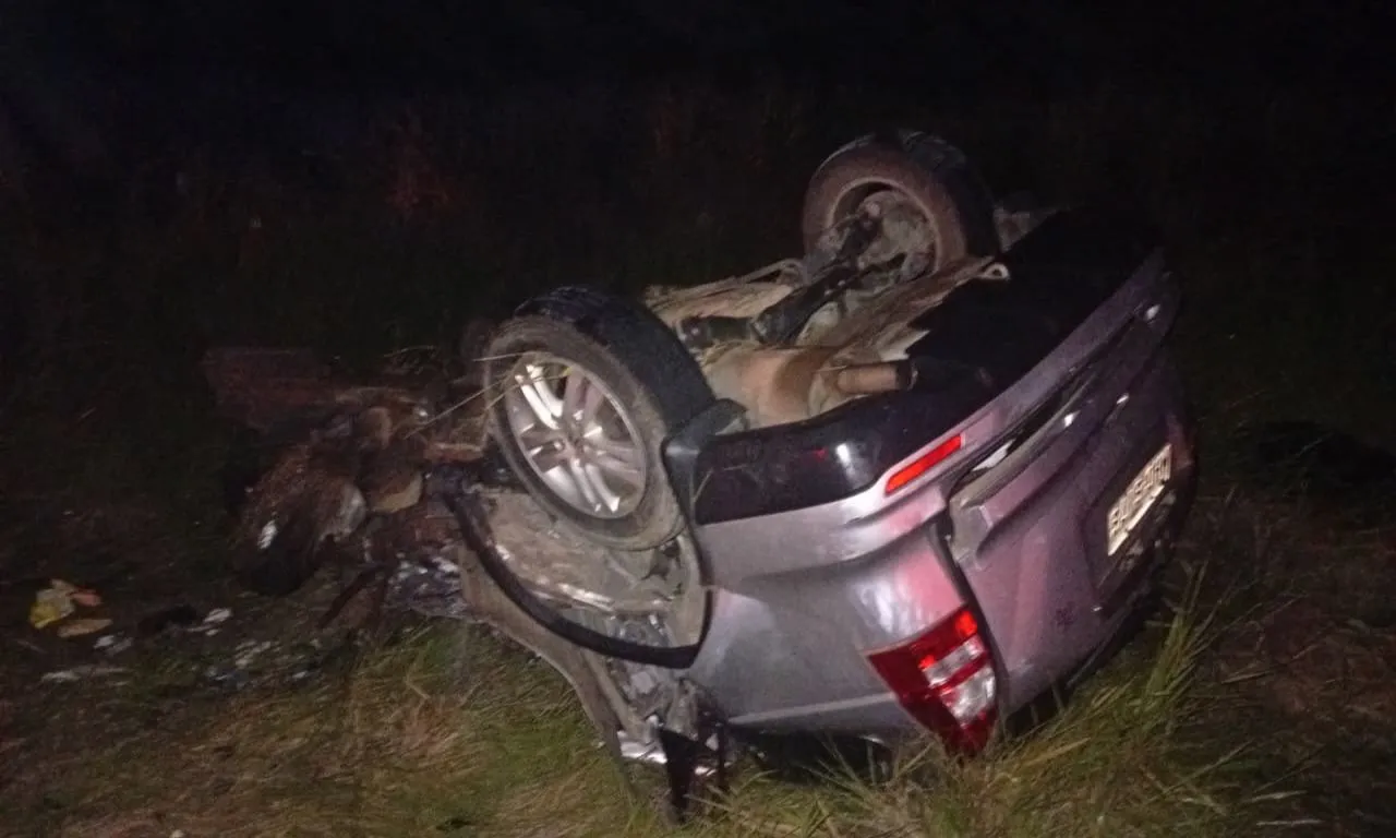 Acidente entre dois carros em Teixeira de Freitas deixa mãe e filhos mortos