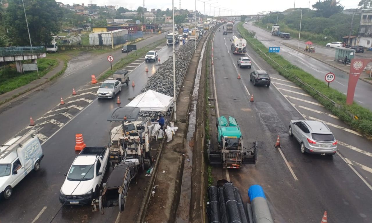Chuva atrasa obras em cratera da BR-324. Foto: PRF