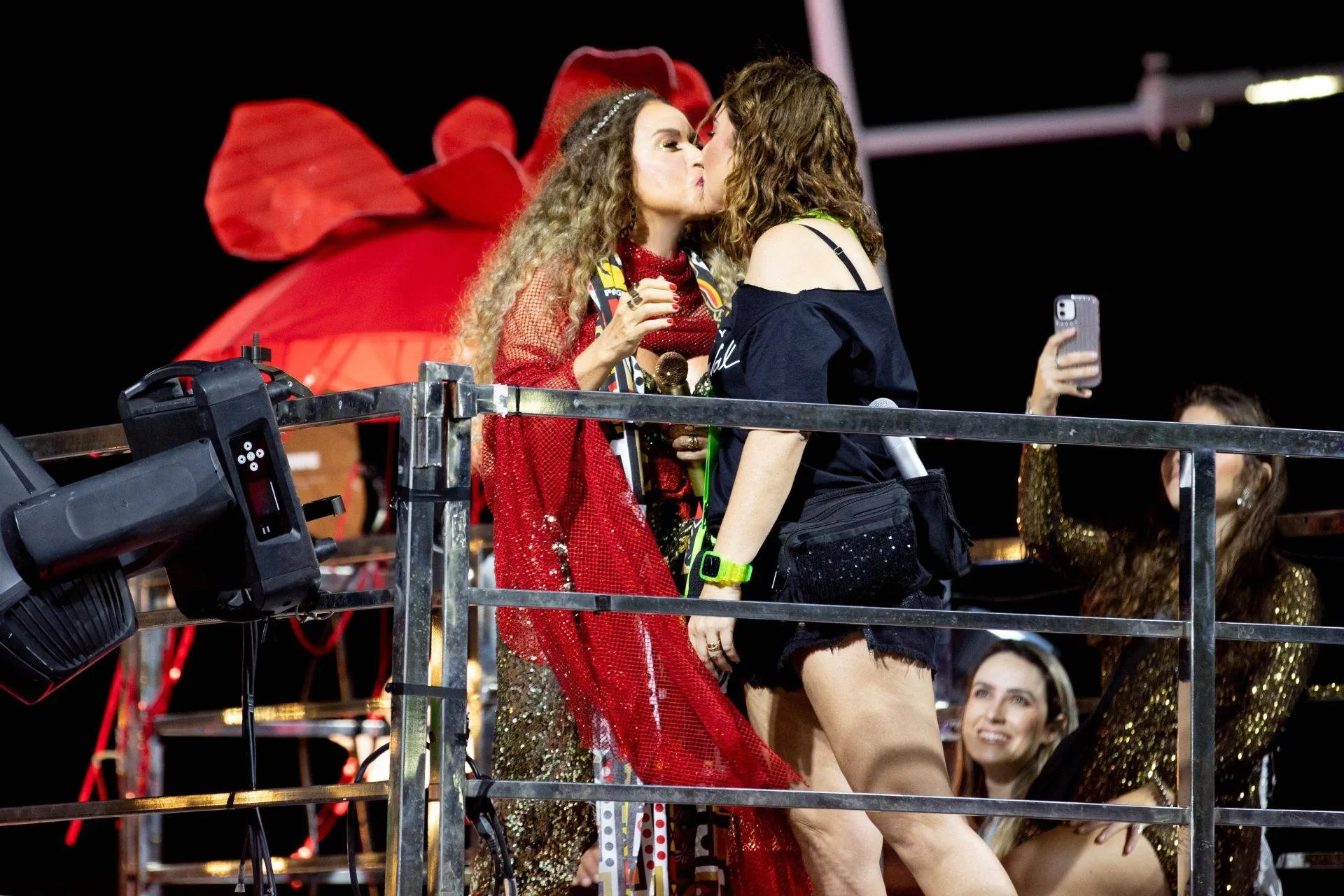 O quarto dia de Carnaval de Daniela Mercury teve homenagem ao ILÊ AIYÊ e paquera no circuito