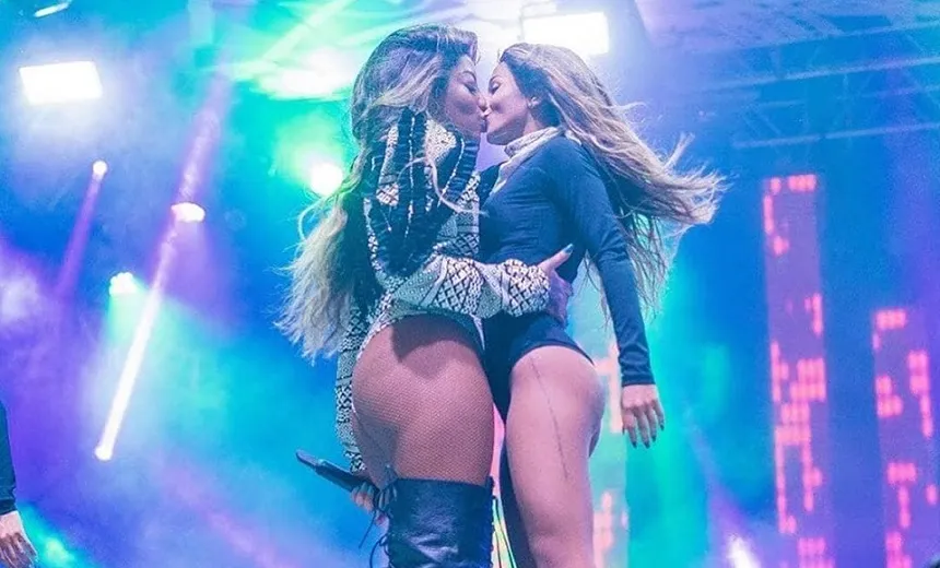 Ludmilla publica foto beijando namorada e se declara: "você tirando meu batom é bom"