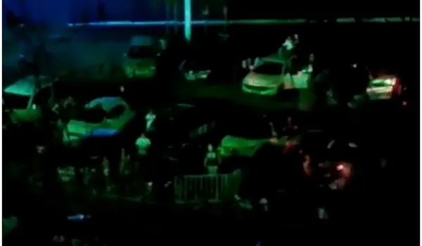 Público sai de carro para curtir show drive-in da Negra Cor em Salvador; assista 